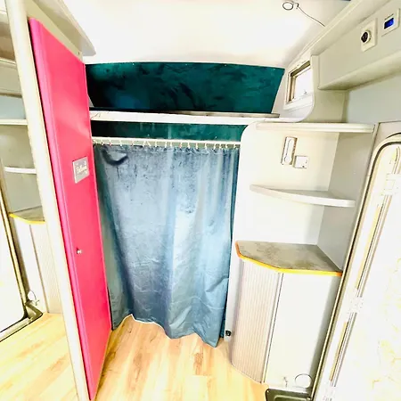 キャンプ場 Anetka's Camper カルプ
